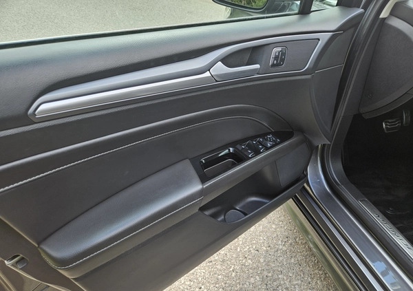 Ford Mondeo cena 56900 przebieg: 240000, rok produkcji 2015 z Sulejówek małe 781